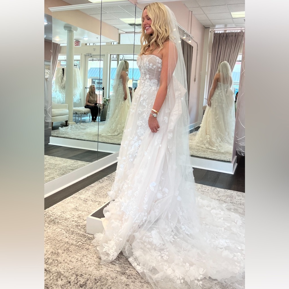BRAND NEW 2024 designer wedding dress - 3D floral applique!